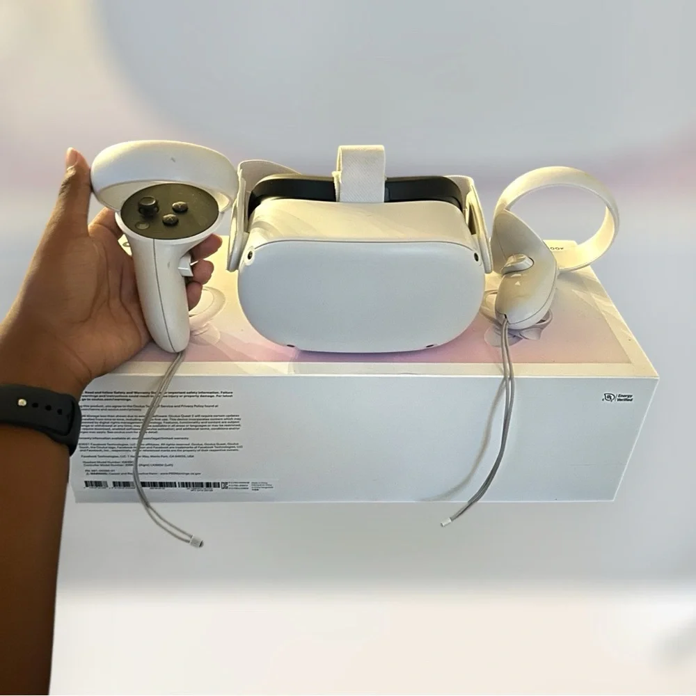 Oculus White Standalone VR Headset with Touch Controllers